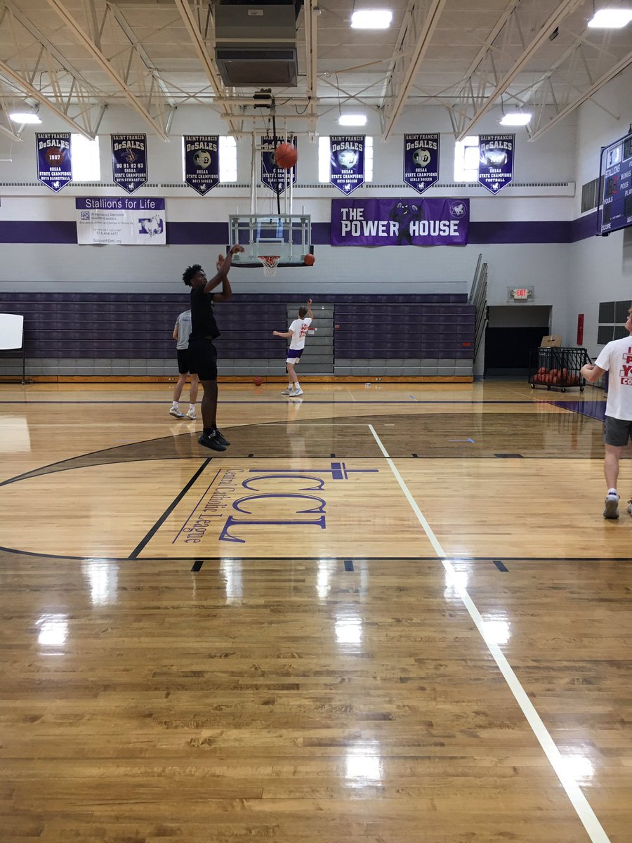 SFDBball's tweet photo. Another great day in the gym! Canโt wait to get on the court and go LIVE 5 v 5 with this group! #JYD #Family #ThreeTwenty https://t.co/Cc2mt3Dl8r