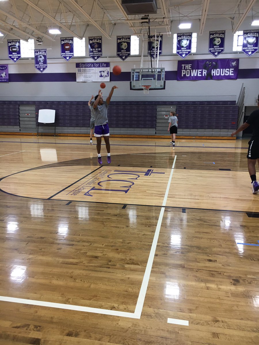 SFDBball's tweet photo. Another great day in the gym! Canโt wait to get on the court and go LIVE 5 v 5 with this group! #JYD #Family #ThreeTwenty https://t.co/Cc2mt3Dl8r
