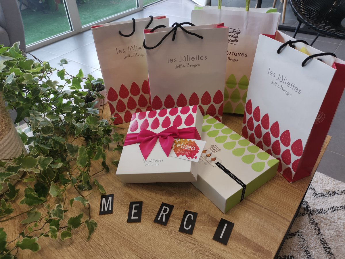 Merci pour ces énormes sacs de chocolats 😍🍫 !
Nos clients chez <a href="/Etiseo_fr/">etiseo</a> sont trop sympas ! 
<a href="/AzizElguerrab/">Aziz El</a> <a href="/GroupeDMM/">Groupe DMM</a>