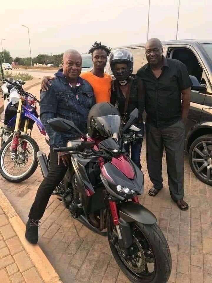 french_events's tweet photo. L'ancien président du Ghana (2012 - 2017) John Dramani Mahama à moto dans les rues d'Accra #Ghana #People https://t.co/HbyM8KDUp4