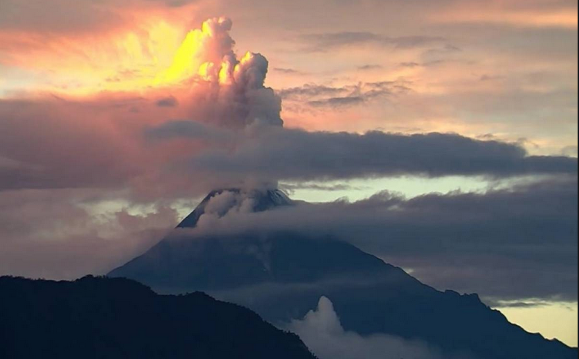 monicacarriel's tweet photo. ¡Hermoso! Hasta cuando está bravo! #Sangay https://t.co/PkHnlCc2KT