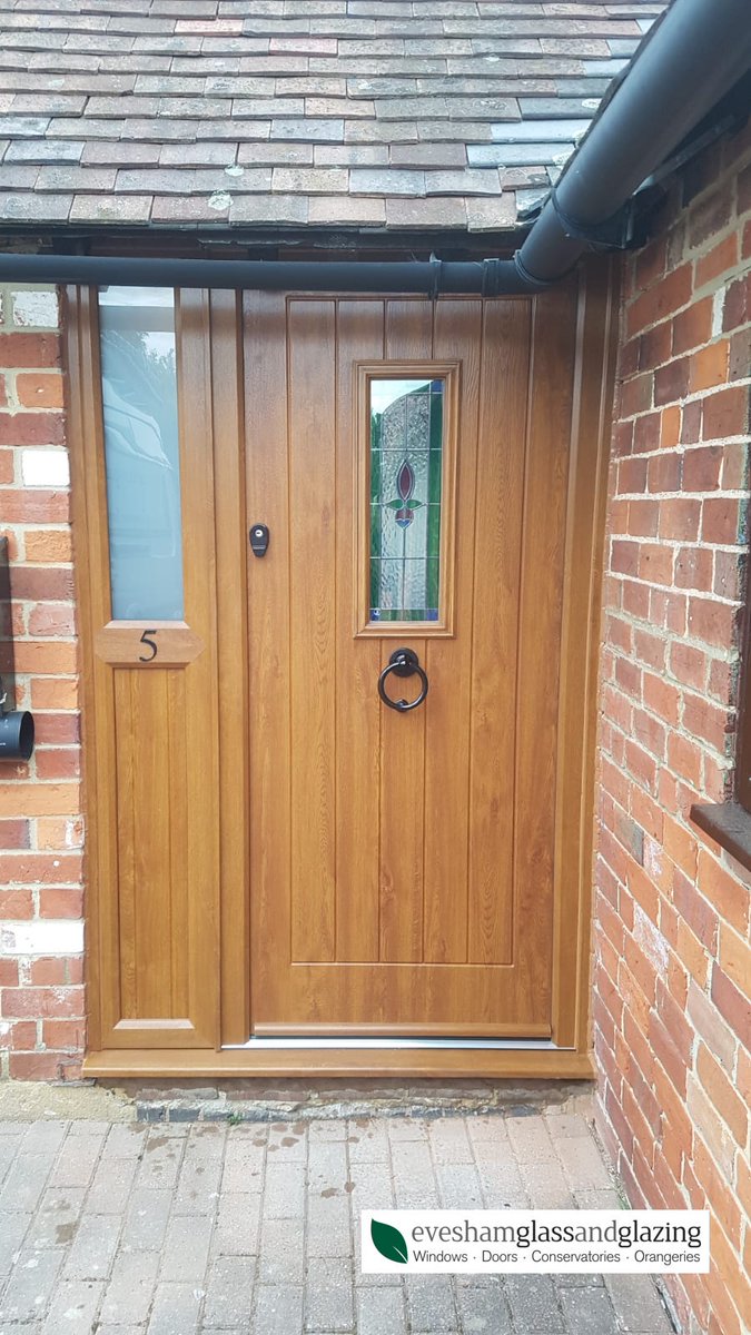 EveshamGlass's tweet photo. Mr Wall recently chose a Tyree door from @EnduranceDoors and our installer Aaron did a brilliant job!

The great thing about Tyree doors is that they create a cosy, warm and inviting entranceway, by retaining a rural feel 🏡

Find out more ⬇️
https://t.co/Rs4F3whyO0 https://t.co/JGLsW96Mg1