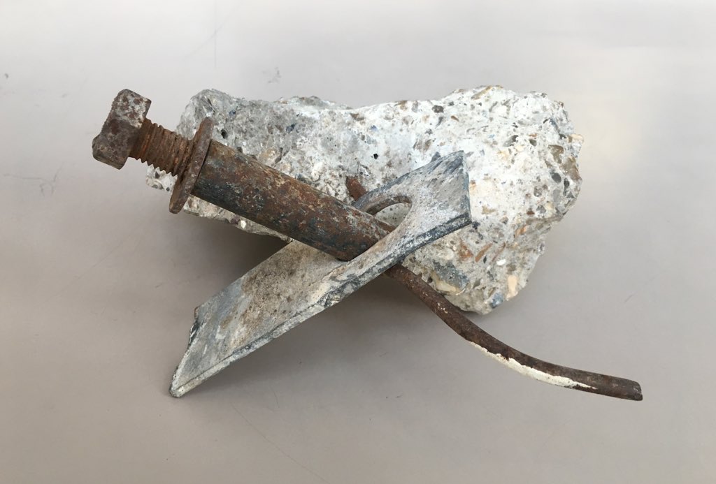 Here are some fragments from the demolition showing the terrible building quality