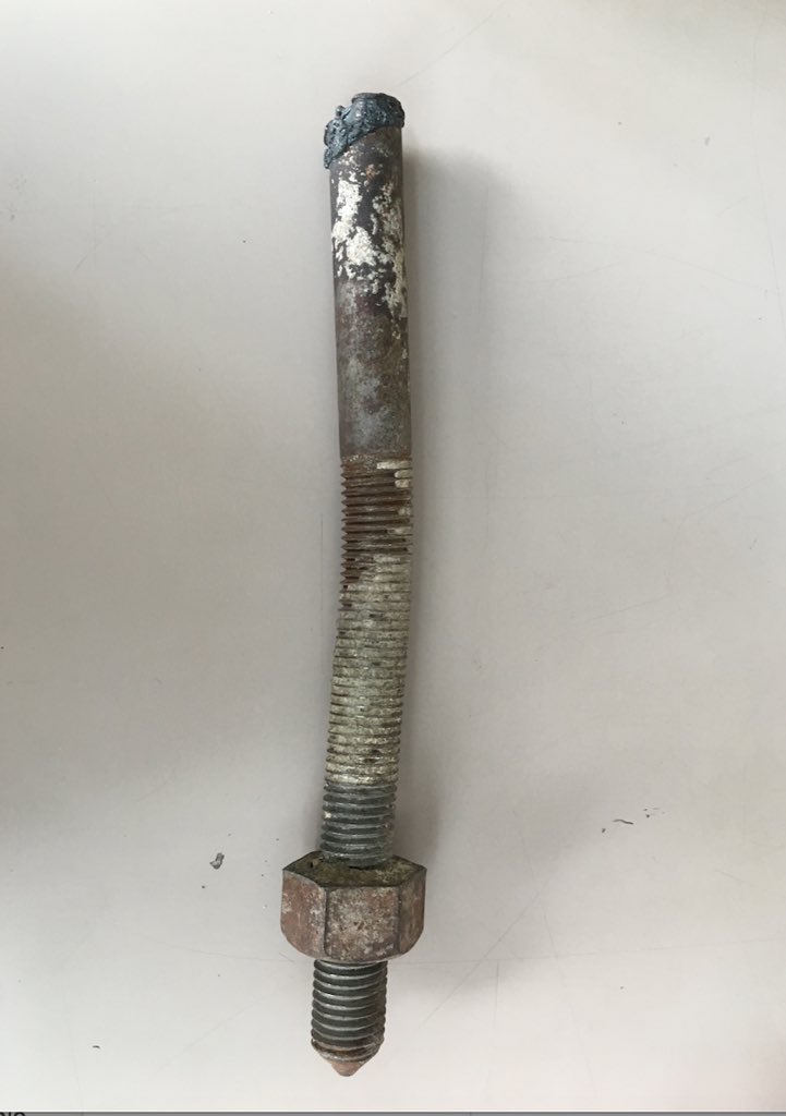 Here are some fragments from the demolition showing the terrible building quality