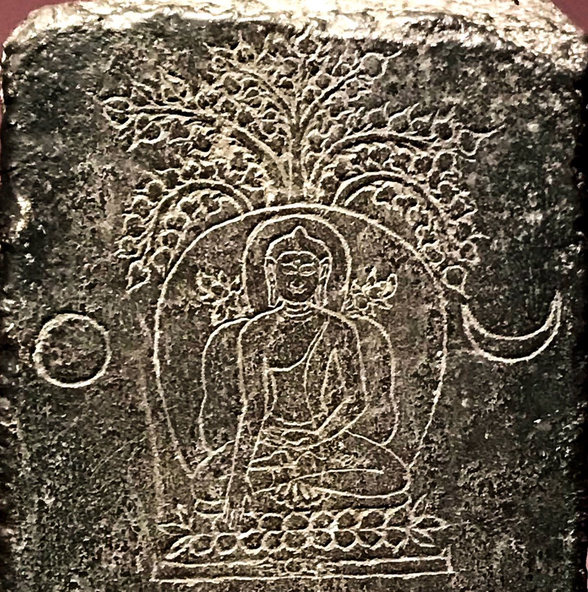 उ is for उष्णीष or Ushnisha, one of the 32 marks of the Buddha and is the cranial protuberance on the top of his skull and covered by his hair.Photo 1: Detail of 12th century engraving of the Buddha showing the ushnisha.  #AksharArt  #ArtByTheLetter