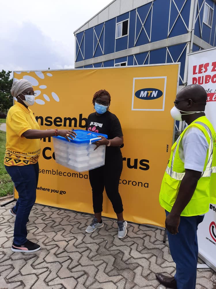 ouatt_djibril's tweet photo. Fier de mes collègues de MTNCI qui, à l'instar de leur entreprise engagée dans la lutte contre la Covid-19, ont  volontairement collecté des fonds  pour apporter leur soutien. Ce jour marque le début d'une série d'actions des MTNers avec la société civile.
On est #BienEnsemble https://t.co/hQcq7POnYG
