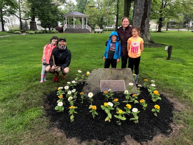 GSNEO's tweet photo. SU958 came together (in the rain!) to help beautify the Sharon Township circle and town hall! Great job girls! #GSNEOPositivityProject https://t.co/HpRHkiiwvA