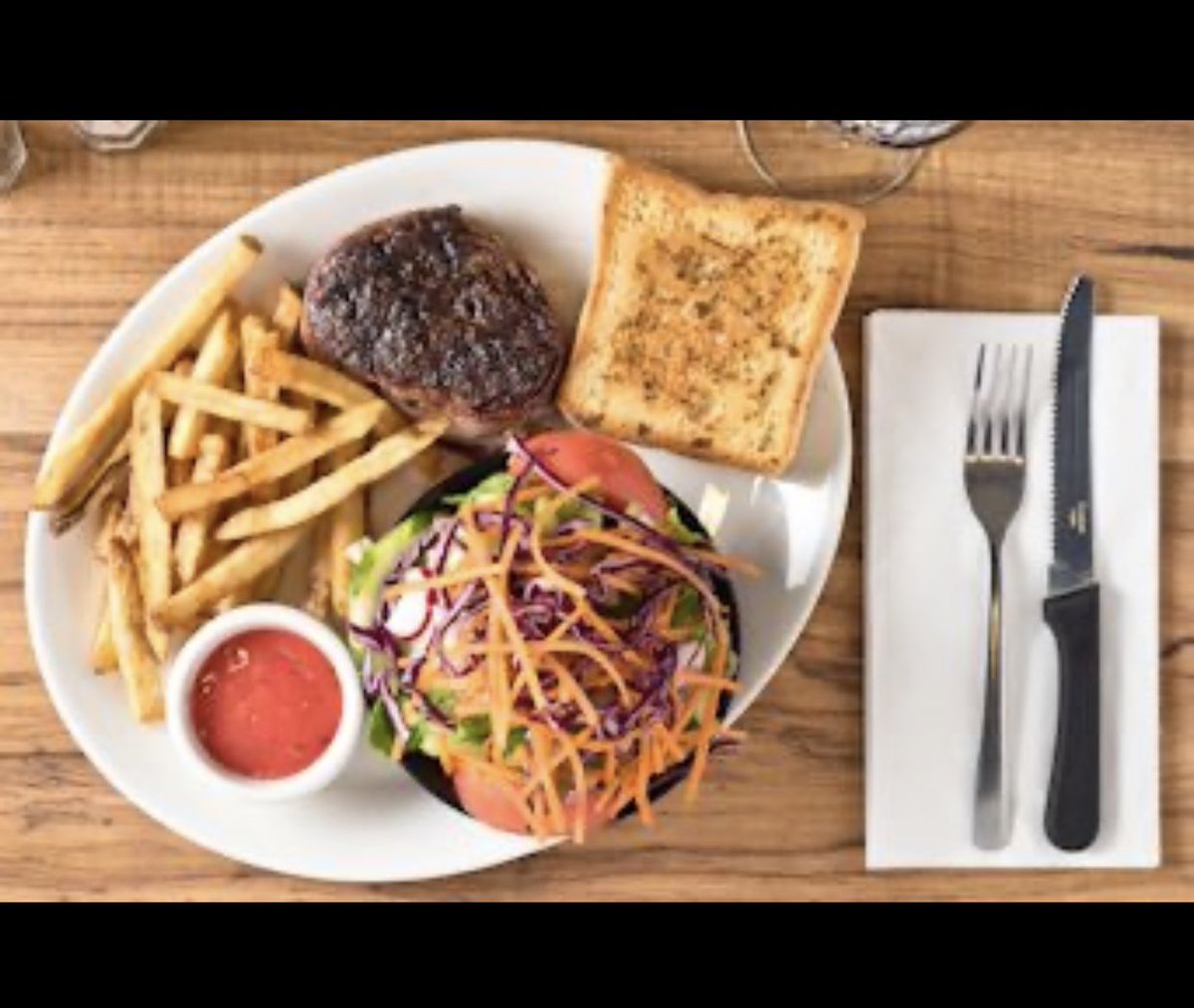 WalksSox17's tweet photo. 8 oz Mic Mac steak with crispy fried onions and choice of two sides for just $17.00 until 4pm! 
Call 902-434-7600 to make a reservation! https://t.co/lpQpeS49SN