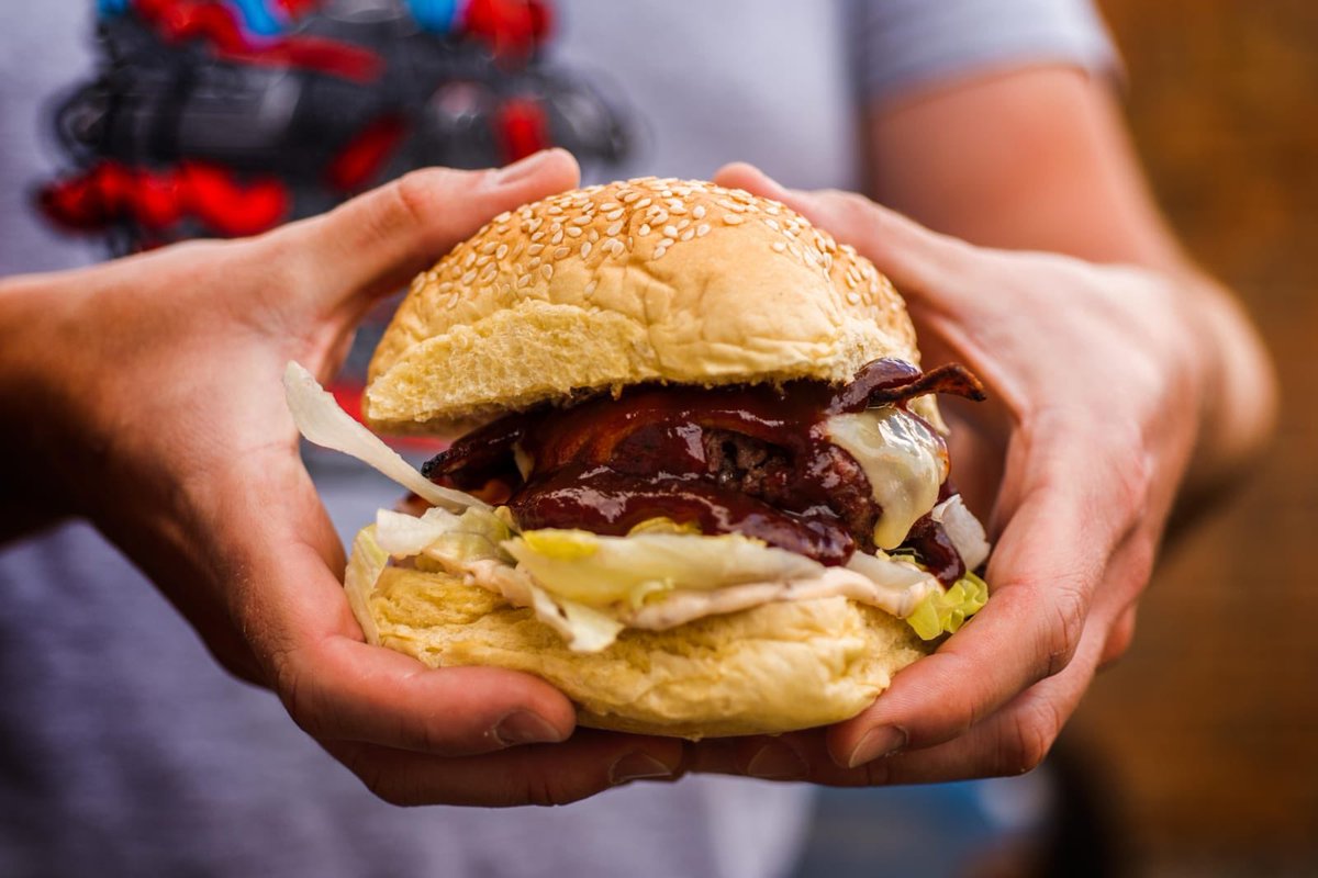 bfkdevon's tweet photo. Who’s getting ready to make a BFK Burger this week? Deliveries going out tomorrow &amp; Thursday! If you haven’t ordered yet, click on the link in our bio to get yours this week 🍔🔥 #diyburgerkit #devon #exeter #burgers #diyburgerbox #burgerbox https://t.co/dYM9kzstjf