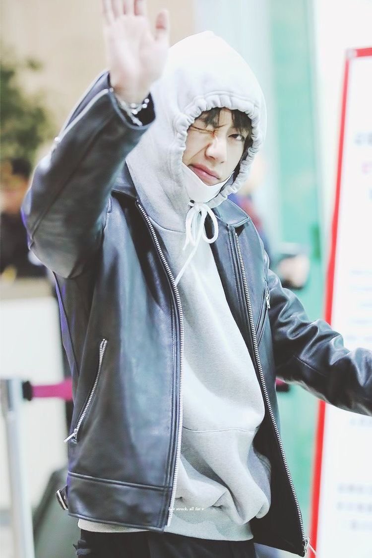 taehyung’s airport fashion — a thread