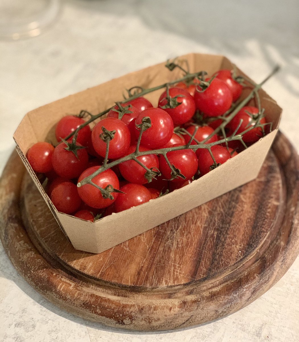 DrTimothyEden's tweet photo. On the menu tonight - homemade pesto flavoured sourdough with tomatoes, chorizo and jalapeño 😋 #bakeoff #sourdough #pizzanight #deepcrust https://t.co/thtXax3zAD