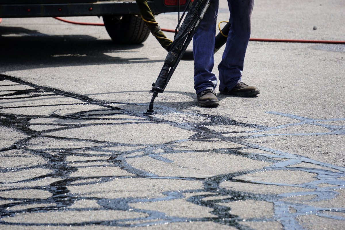 EvercorInc's tweet image. Now is the time to schedule crack filling, seal coating, and line striping services! Regular maintenance can extend the life of your lot, allowing you to #WorkUninterrupted.