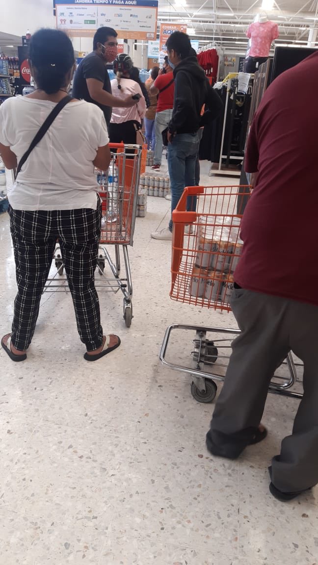 adrian_benfield's tweet photo. Jajaja de risa la gente en #Oaxaca hacen un llamado a quedarse en casa y @Chedrauioficial pone la cerveza en promoción y no la gente no va por despensa va por chela #mecarga https://t.co/3MS0dv5Iog