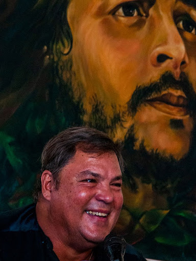 MMarreroCruz's tweet photo. Está de cumpleaños uno de nuestros Cinco Héroes, uno de los tantos @SoldadodeFidel, quien desde su responsabilidad en la Asociación Nacional de Economistas de Cuba, continúa defendiendo la #Patria. Feliz 57 aniversario. #SomosCuba #SomosContinuidad https://t.co/Bf5WriQyFN