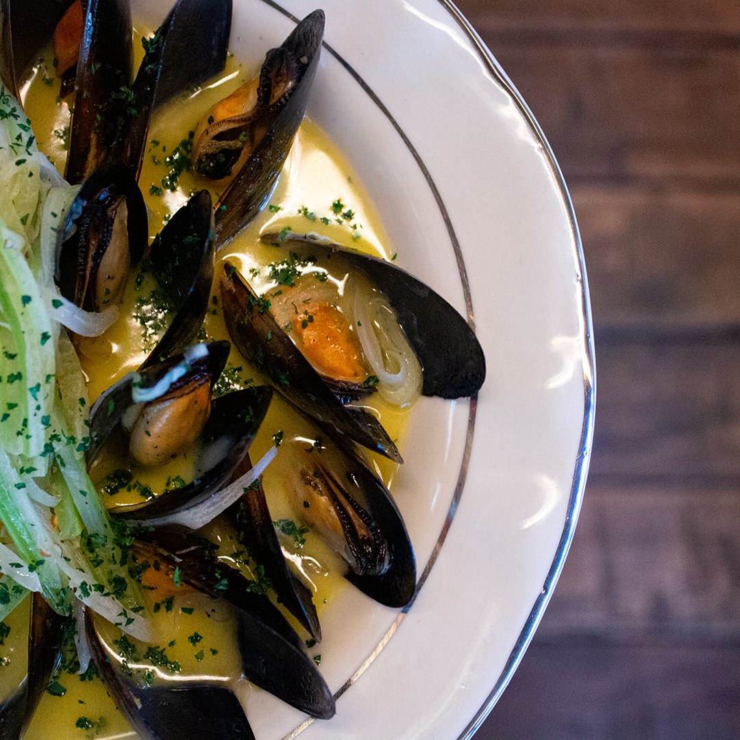🍴Mejillones al vino blanco con echalote y perejil.
#VolveremosACocinar
#FrenchieMx