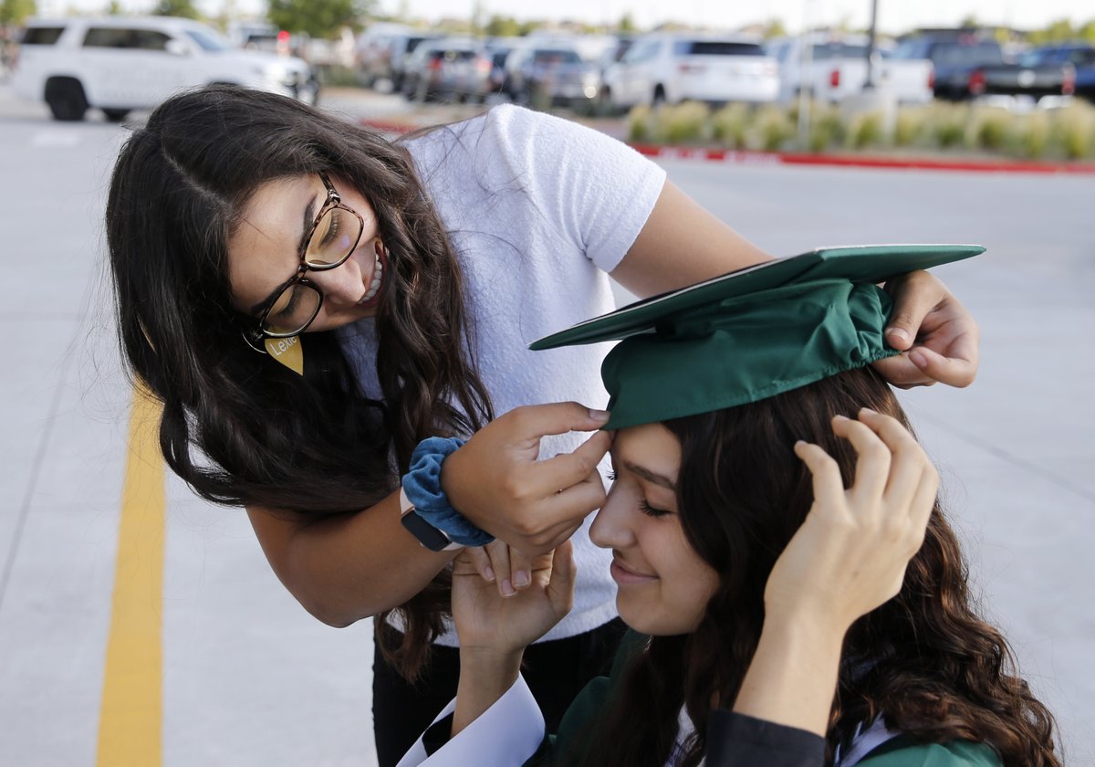 SportsDayHS's tweet photo. Lexie Bell learned she has a rare form of cancer during a global pandemic — but that isn’t breaking her spirit.

The Prosper softball player’s story is one of perseverance. She graduated the same week she started chemotherapy.

Read: https://t.co/vEnQ7L71Ar👈 https://t.co/VdT6bFCCX1