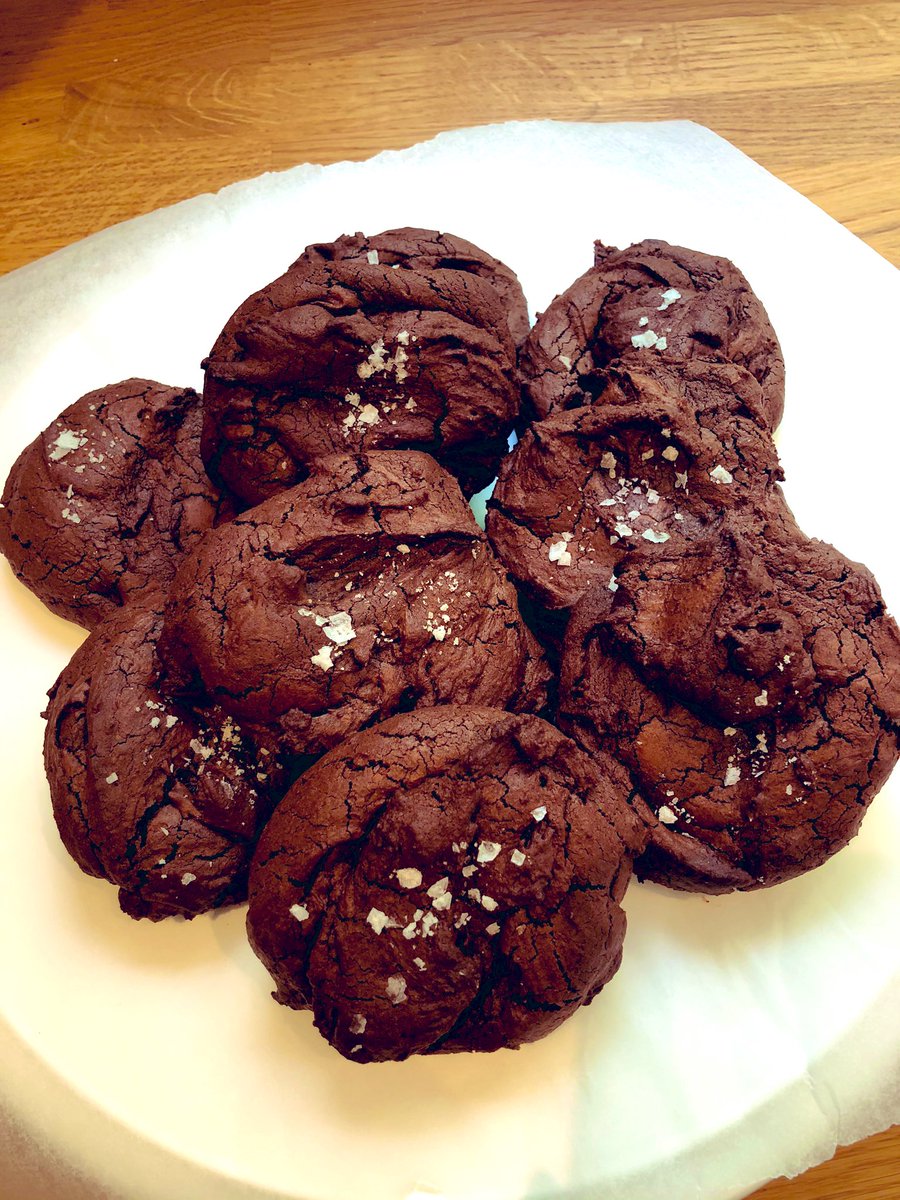 RachelBanksPT's tweet photo. I’m pretty impressed with how these Brownie Crinkle Cookies turned out. Treats for work tomorrow. Hopefully they taste yummy. 🤤 🍪 👩🏼🍳 #tryingtoresist #midweektreat @TheBoyWhoBakes https://t.co/712swUnoAX