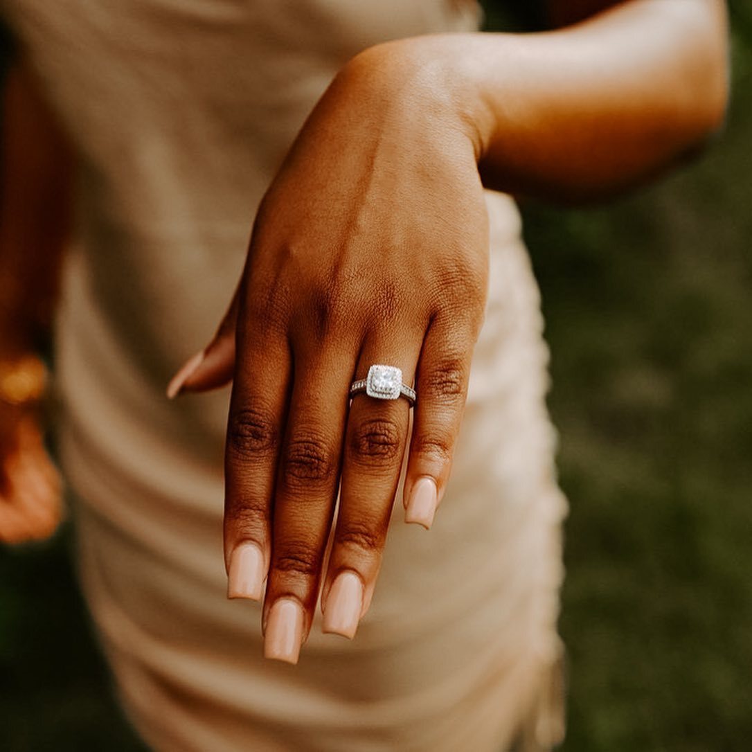 I got you, babe.💍Arrielle said yes to forever with Troy surrounded by rose petals—and yep, we're swooning! 🎉🌹
📷: Moonstone Photography