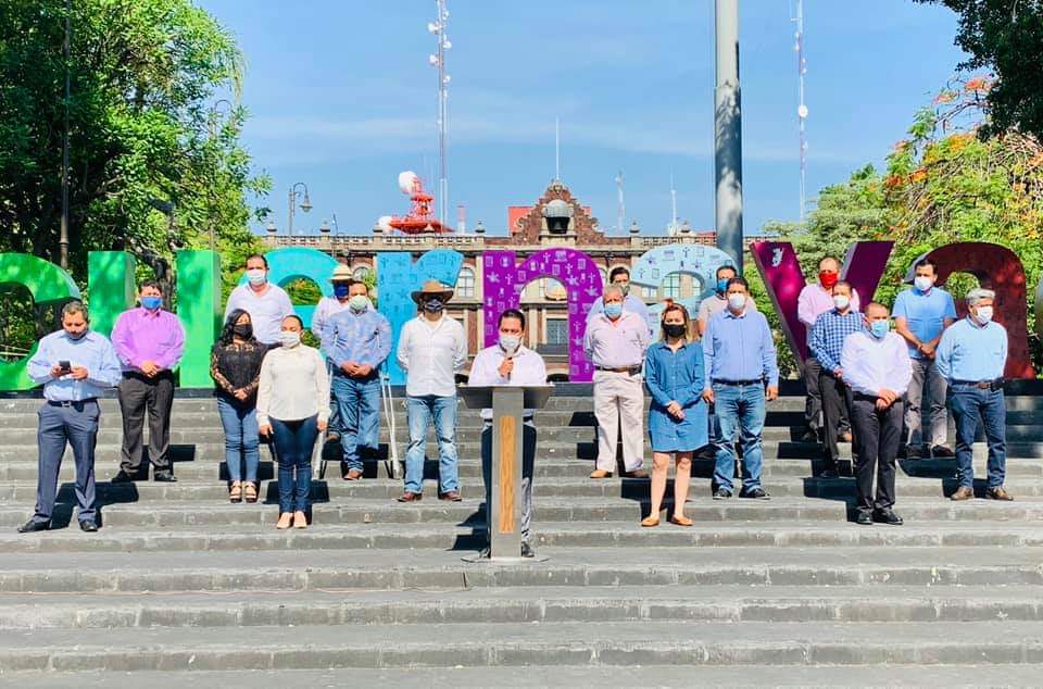 AdrianCazaresG's tweet photo. Esta mañana, en el corazón de Morelos, las y los 19 presidentes municipales de Morelos dimos nuestro posicionamiento de rechazo a la reforma electoral disfrazada con temas de paridad y de grupos indígenas.

El bienestar de Morelos, es primero. https://t.co/tKo3XQ8RnM