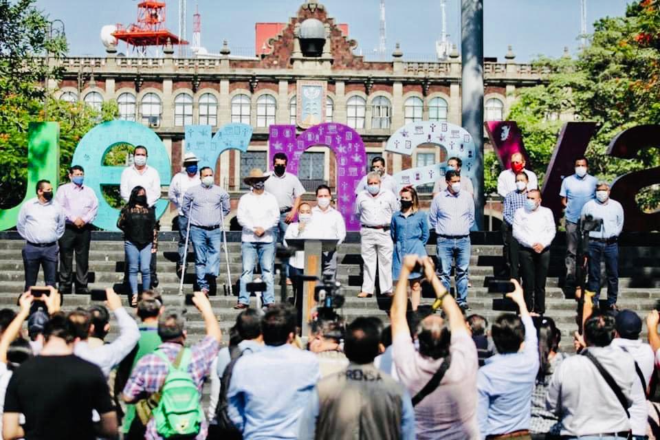 AdrianCazaresG's tweet photo. Esta mañana, en el corazón de Morelos, las y los 19 presidentes municipales de Morelos dimos nuestro posicionamiento de rechazo a la reforma electoral disfrazada con temas de paridad y de grupos indígenas.

El bienestar de Morelos, es primero. https://t.co/tKo3XQ8RnM