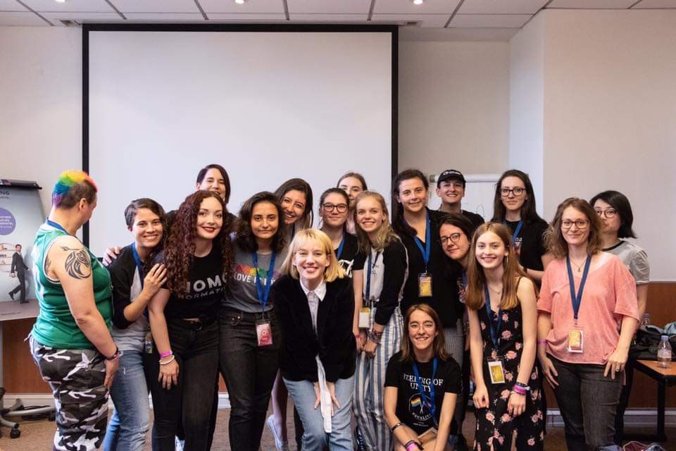 PotterMannia's tweet photo. Aujourd'hui cela fait 1 ans que se terminait la meilleure convention que j'ai faite. Deux jours remplis de rencontres, d'acceptation et d'amour. Merci encore à @EmpireConv , en  espérant qu'une seconde édition voit le jour. 🌈 #OSAB https://t.co/IO2qjfpINK