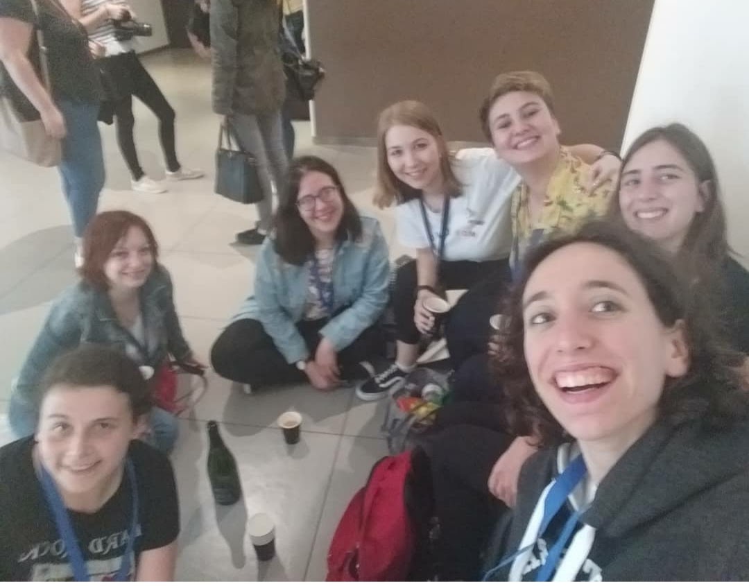 PotterMannia's tweet photo. Aujourd'hui cela fait 1 ans que se terminait la meilleure convention que j'ai faite. Deux jours remplis de rencontres, d'acceptation et d'amour. Merci encore à @EmpireConv , en  espérant qu'une seconde édition voit le jour. 🌈 #OSAB https://t.co/IO2qjfpINK