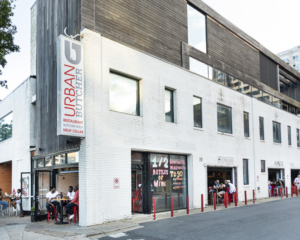 Hey friends! Urban Butcher has outdoor seating available!!! Just in time for the Summer. Come and enjoy the best steak in town, killer cocktails and instagrammable moments! 😜📸 See ya at the outdoor bar! #beststeak #freshcocktails #itssummer #outdoorseating #outdoorbar