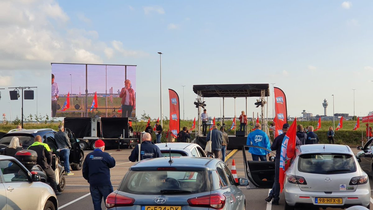 FNV's tweet photo. Medewerkers Schiphol voeren actie voor beschermingsmiddelen, afstand houden, testen en handhaven. FNV’s @KittyJong1 : Jullie verdienen goed, veilig en zeker werk. Wat schandalig en laf dat de directie er niet is! https://t.co/3UDNLElkAP