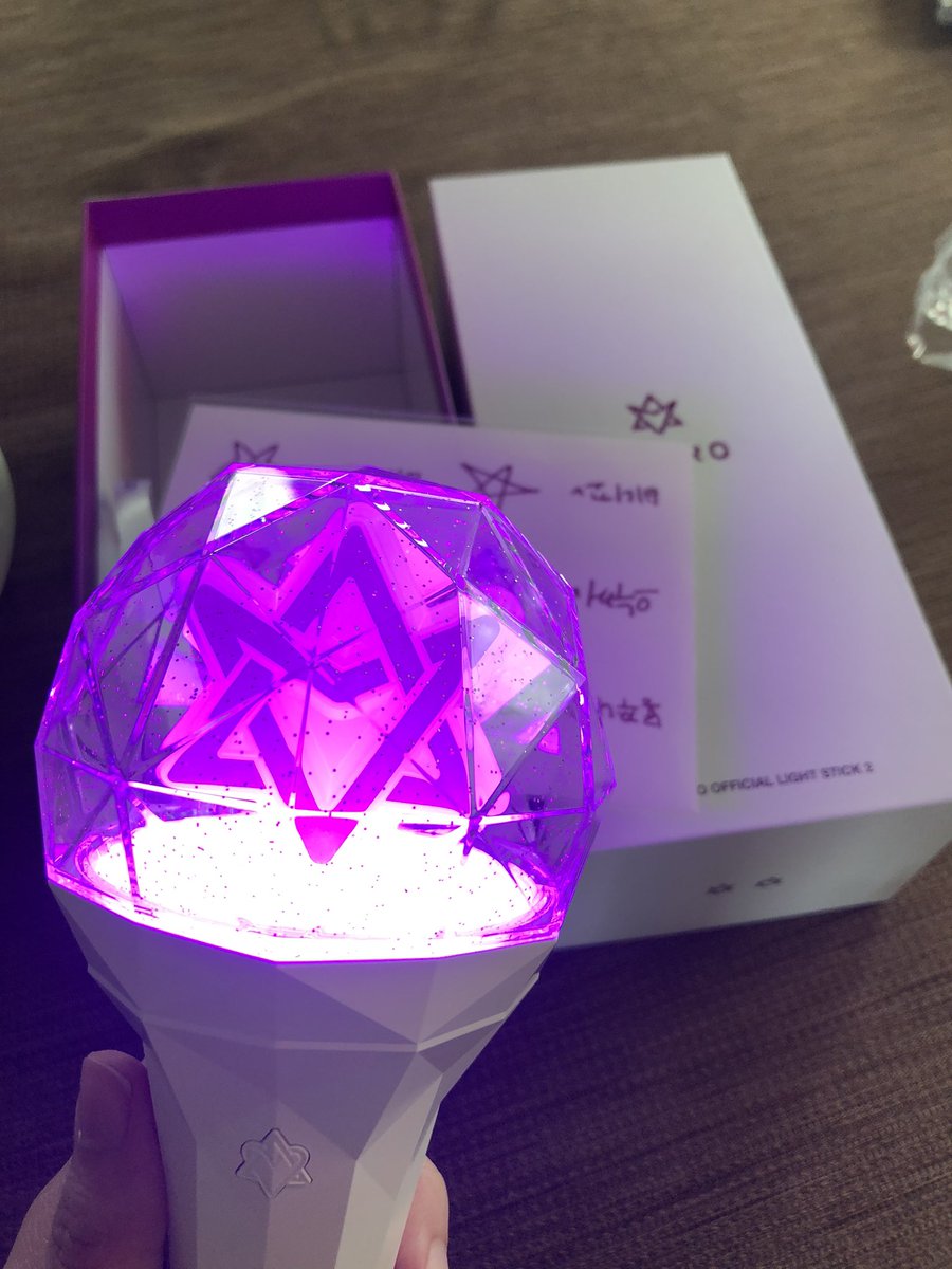 SinnersChaotic's tweet photo. just got my @offclASTRO robong v2 in the mail from @KPOP_MONSTER_ i was so worried about the product but i got it! needed to pay extra shipping for EMS due to coronavirus cutting out a lot of options, but it arrived safely to the US and was well packaged ❤️ -brick https://t.co/bJwVXum6vd