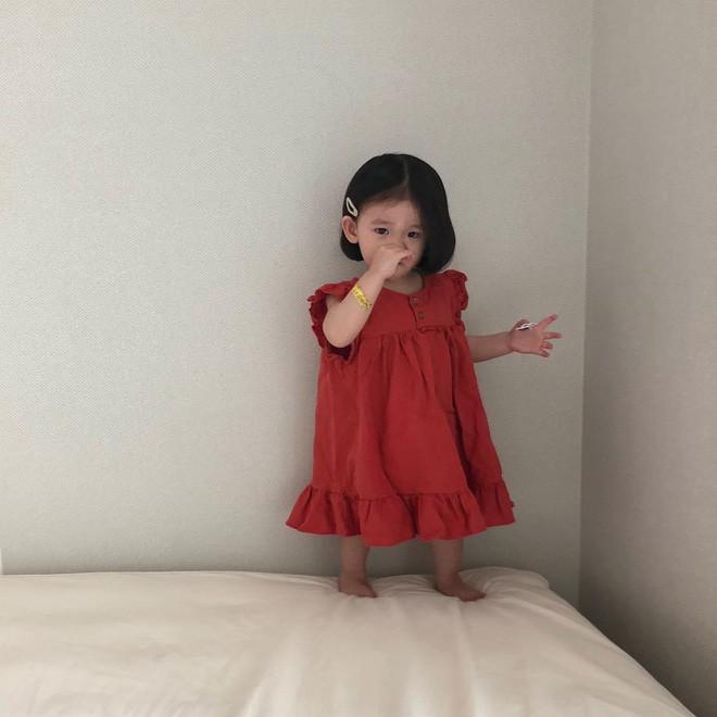 SnowWonderGuard's tweet image. She's just . . . playing by herself.
Maman is too busy.

But it's okay! She's used to playing by herself by now.