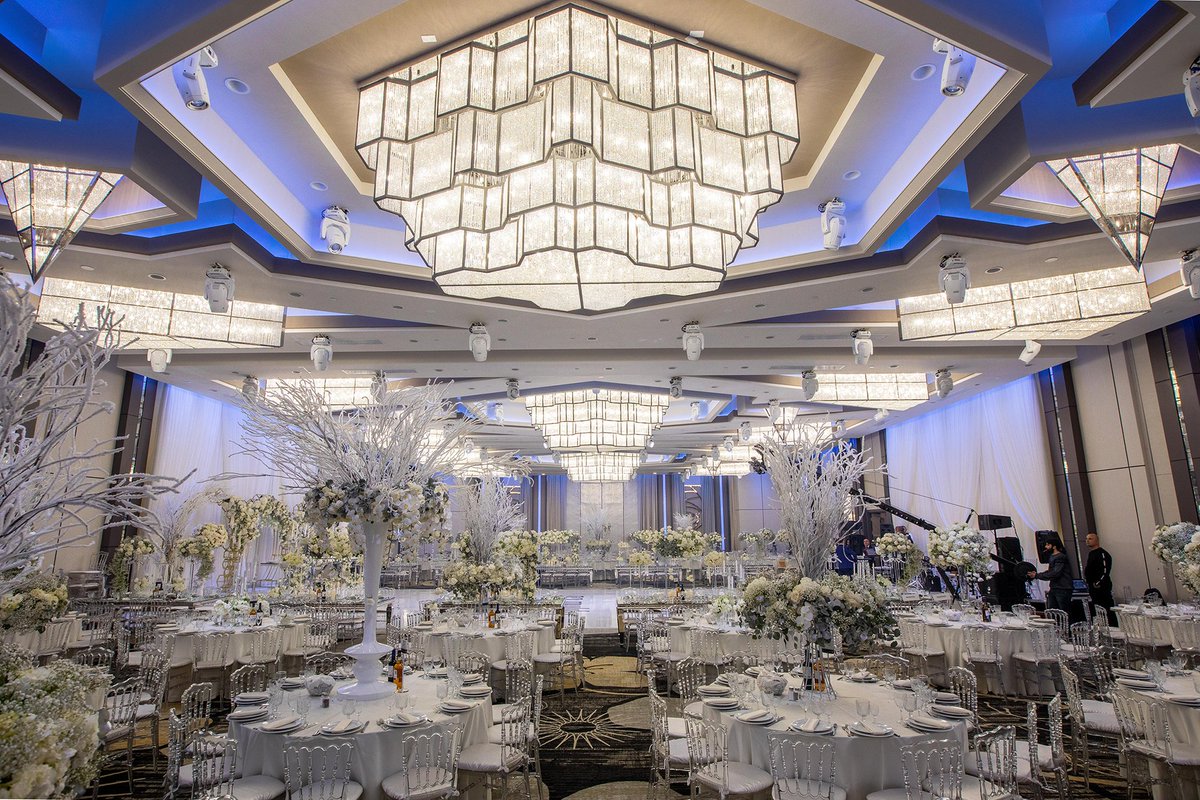 LABanquets's tweet image. Want to create a winter wonderland in the middle of #June? We can make all your #event dreams a reality at our new #LandmarkBallroom. 🌟#LABanquets
Photo by: @renezadoriphotography on Instagram