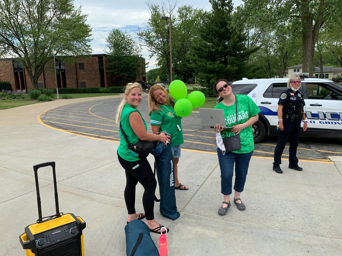 ccsd21kilmer's tweet photo. Our unusual school year has come to a close. We celebrated the last day with a car parade send off for the 5th graders and Mrs. Piotrowski. Good luck in middle school, 5th graders! Enjoy your retirement, Mrs. Piotrowski!#21Learns https://t.co/5bozA9EA6C