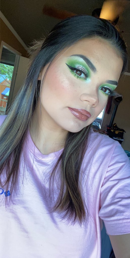 CredeurSydnie's tweet photo. Forgot to post βπΌπ No Filter π€€
A green moment done with the #Jawbreaker palette, the #MorpheXJeffreeStar palette & the #TexturedNeutrals palette β€οΈ Wake and Bake, Sour, Nate, & Aura @TatiBEAUTY @JeffreeStar https://t.co/hbNdyS9doB
