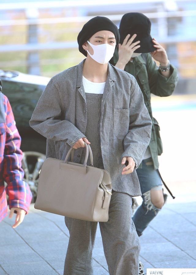 taehyung’s airport fashion — a thread