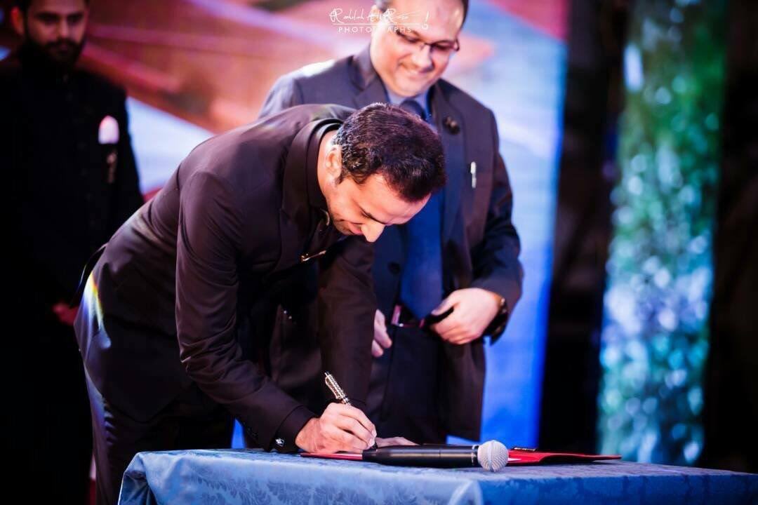 Namra_Qadeer's tweet photo. BISMILLAH...♥️
The moment when he was signing the agreement...🌸
#MajorThrowback
#launchingday
#WBBrand
@WaseemBadami
@WBStores https://t.co/avbB9GI3bn