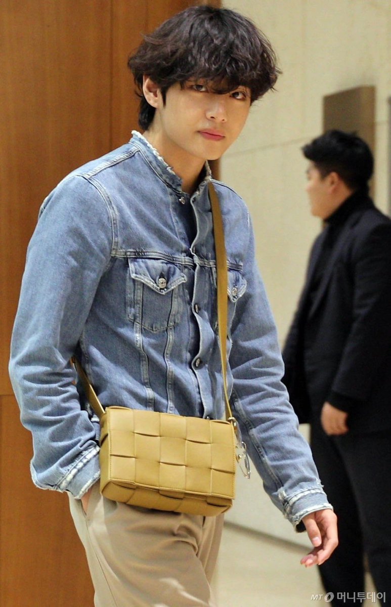 taehyung’s airport fashion — a thread
