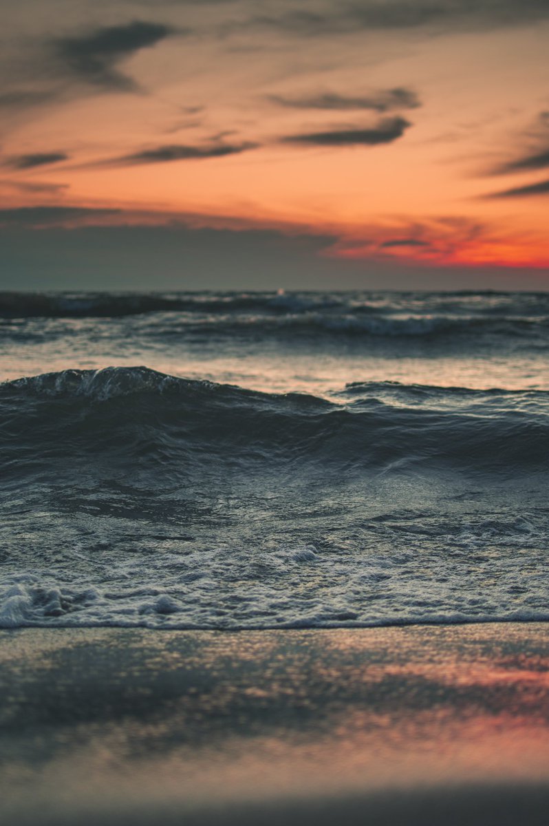 Brock989's tweet photo. sunsets go a lil bit harder on lake michigan 📸 https://t.co/zmUYINCd12