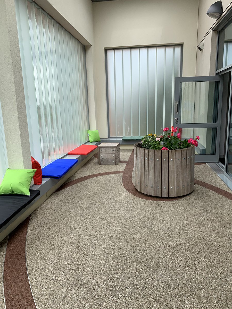 Meenukb's tweet photo. Yesterday our service users, therapies team and staff helped to create a therapeutic space on the Mulberry Ward balcony. https://t.co/DXQw1VQLo7