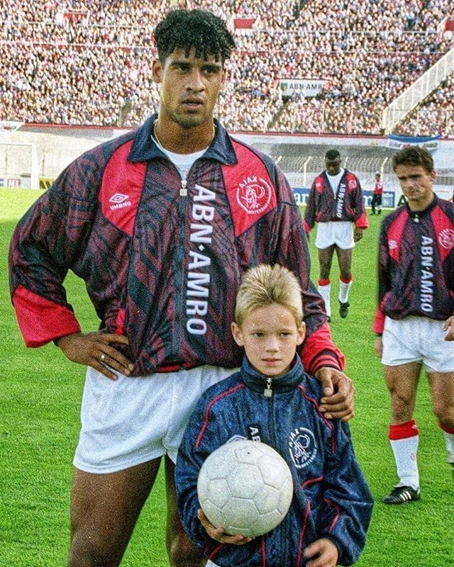 Frank Rijkaard with a young Wesley Sneijder as an Ajax mascot in 1995! Happy 36th birthday, Wes   