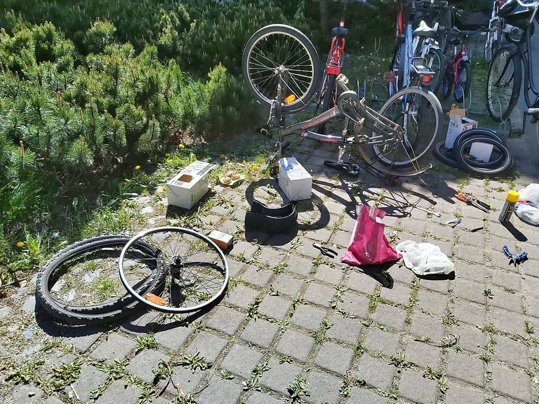 KestavanKummi's tweet photo. Toisella pyörienhuoltokerralla keskityttiin myös osien vaihtoon. Lähes puhkikuluneista renkaista tulikin aikamoinen läjä. Lähes 70 pyörää tuli yhteensä ajokuntoon kahdella kerralla. Kiitos @nicebikehel ja kummikohteen asukkaat! 🔧♻️🚲 #pyöräily https://t.co/rml3UuE1xC