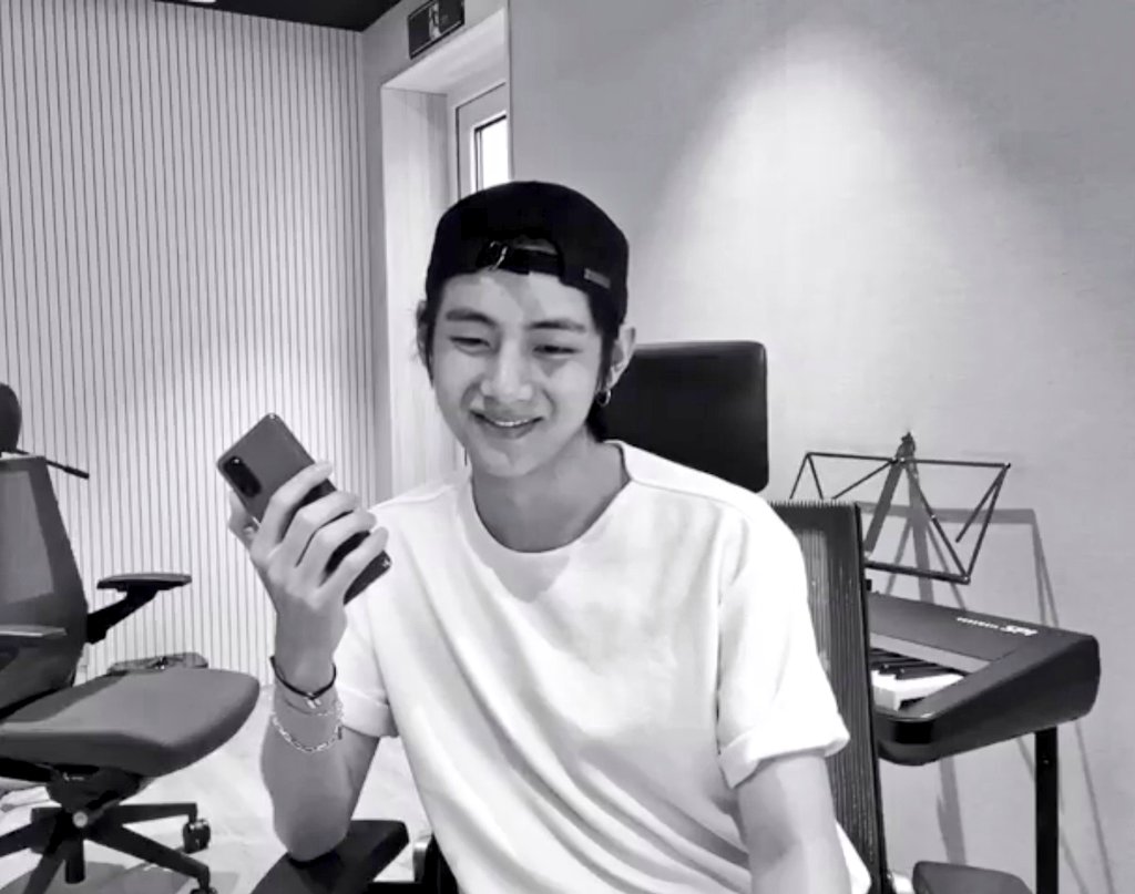Fifi_Mochi's tweet photo. Cukup mengobati rindu dan bikin anak army histeris 🥰🥰 Kim taehyung 💜💜
@BTS_twt #KimTaehyung #TAEHYUNG #THANKYOUBTS https://t.co/KxJMptnIL7