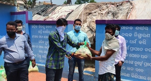 Surya4BJD's tweet photo. ଓଡିଶା ଜନପ୍ରିୟ ମୁଖ୍ୟମନ୍ତ୍ରୀ ଶ୍ରୀ @Naveen_Odisha ଙ୍କ ଆହ୍ୱାନ କ୍ରମେ ଆଜି ବିଜୁ ଛାତ୍ର ଜନତା ଦଳ ର ମହାସଚିବ ଶ୍ରୀ ହରି ଶଙ୍କର ରାଉତ ଙ୍କ ନେତୃତ୍ୱ କ୍ରମେ ଆଜି କଟକ ଛତ୍ରବଜାର ରେ କିଛି ଗରିବ ଲୋକଙ୍କୁ ଖାଦ୍ୟ ବଣ୍ଟନ କଲୁ. #HARISANKARRAOUT #teamHSR @odishabcjd @BJDITWing @BMJD_Odisha @Amaresh_Patri https://t.co/WdglN42hot