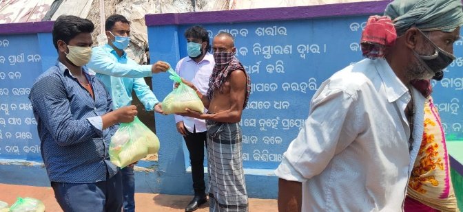 Surya4BJD's tweet photo. ଓଡିଶା ଜନପ୍ରିୟ ମୁଖ୍ୟମନ୍ତ୍ରୀ ଶ୍ରୀ @Naveen_Odisha ଙ୍କ ଆହ୍ୱାନ କ୍ରମେ ଆଜି ବିଜୁ ଛାତ୍ର ଜନତା ଦଳ ର ମହାସଚିବ ଶ୍ରୀ ହରି ଶଙ୍କର ରାଉତ ଙ୍କ ନେତୃତ୍ୱ କ୍ରମେ ଆଜି କଟକ ଛତ୍ରବଜାର ରେ କିଛି ଗରିବ ଲୋକଙ୍କୁ ଖାଦ୍ୟ ବଣ୍ଟନ କଲୁ. #HARISANKARRAOUT #teamHSR @odishabcjd @BJDITWing @BMJD_Odisha @Amaresh_Patri https://t.co/WdglN42hot