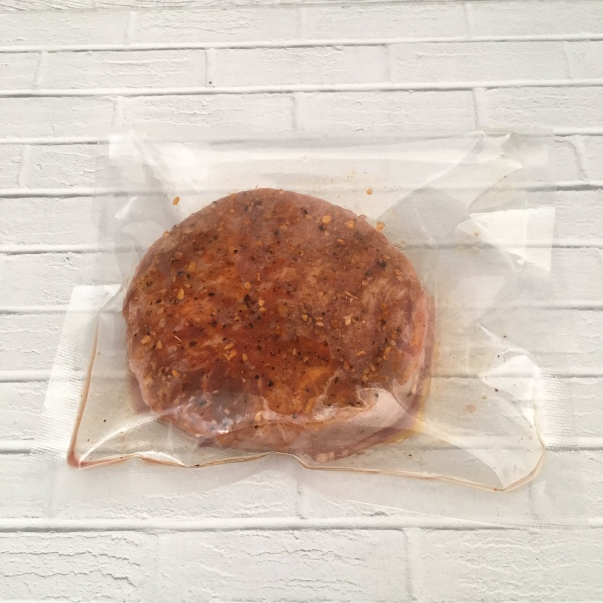 dapurmaniss's tweet photo. Daging steaknya masih bisa diorder ya. Ini udah dimarinasi pake bumbu jadi tinggal dimasak aja. Praktis kan ? https://t.co/cWa94izUEM