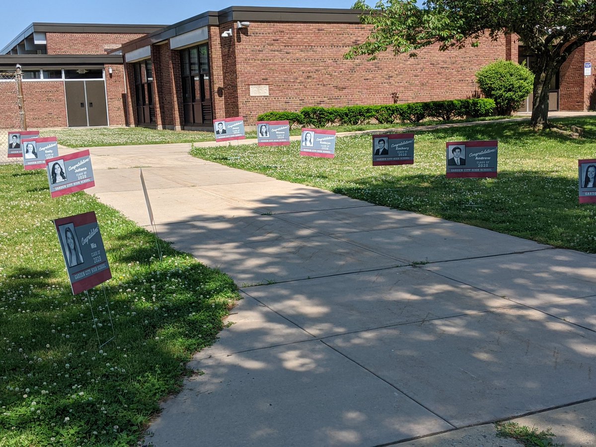 Garden_City_HS's tweet photo. Thank you @GardenCityPTA @GardenCityTMA @gcsepta for the beautiful lawn signs for each graduate in the #Classof2020! #GCHS #BelieveYouCan https://t.co/CSKbpI4zQV