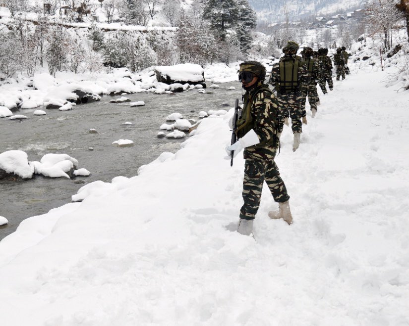 MSBhatiaIPS's tweet photo. ऐसी मुस्तैदी कि परिंदा भी पर ना मार पाए! @crpfindia snow leopards on the prowl in #Kashmir valley.क्या इनकी दहाड़ के आगे कोई टिक पाएगा? @crpf_srinagar #peacekeepersofthenation #JaiHind 🇮🇳 https://t.co/EcsRuJRHwb