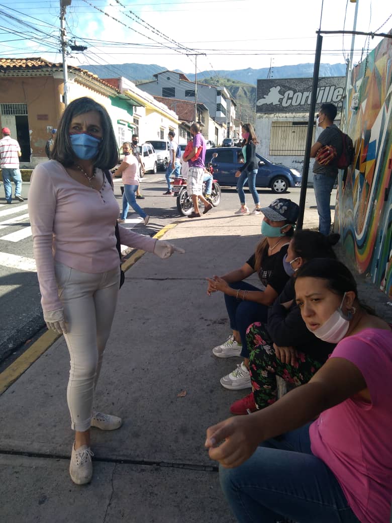 Sivolicarmenm's tweet photo. #Protesto #9Junio contra el #Atropello y #Violacion de los #DDHH en sus condiciones sanitarias a las #Mujeres q son #Obligadas a pasar noches y días a las espera de surtir #Gasolina.
#TrampaGasolina
#gasolinanegociodelregimen
#Merida
#CampoElias
#Ejido
@jguaido
@AsambleaVE i 9y https://t.co/rfyoBG7RP9
