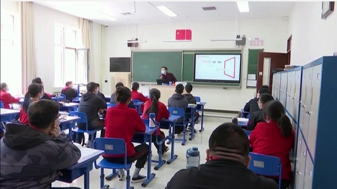 ezepacopc's tweet photo. Vamos a reiniciar la Liga de fútbol. Vamos a reabrir los lugares de ocio nocturno. Las escuelas siguen cerradas.  A mí, algo me está chirríando. No entiendo nuestro modelo de país. ¿Qué lugar ocupa la educación? Lo peor,... pagamos caro ese modelo. https://t.co/xE0GmmMyMG https://t.co/OtdRMktDed