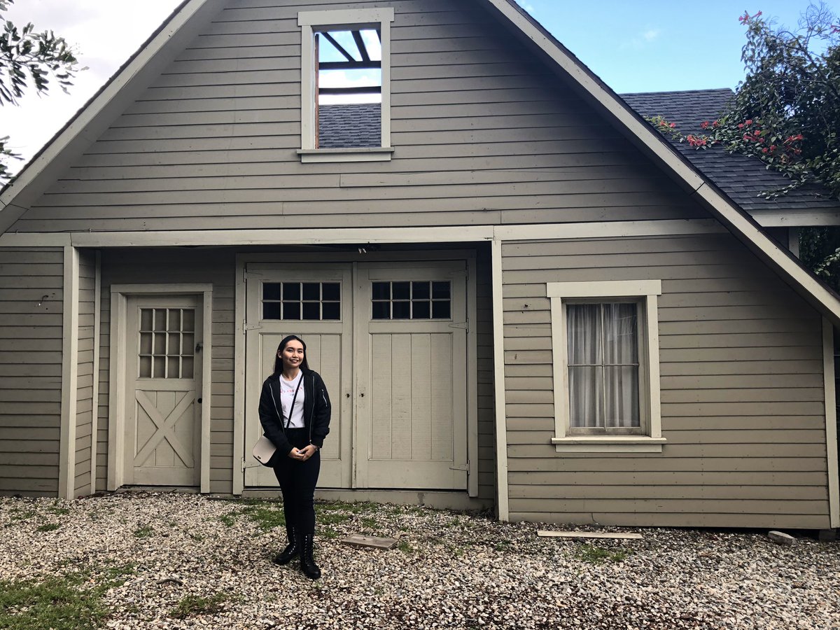 dearcoletv's tweet image. In celebration of #10YearsOfPLL, here’s me &amp;amp; my pal when we visited Rosewood last year! Still one of my most favorite trips in my entire life 😌🤩 #PLLforever 🅰️