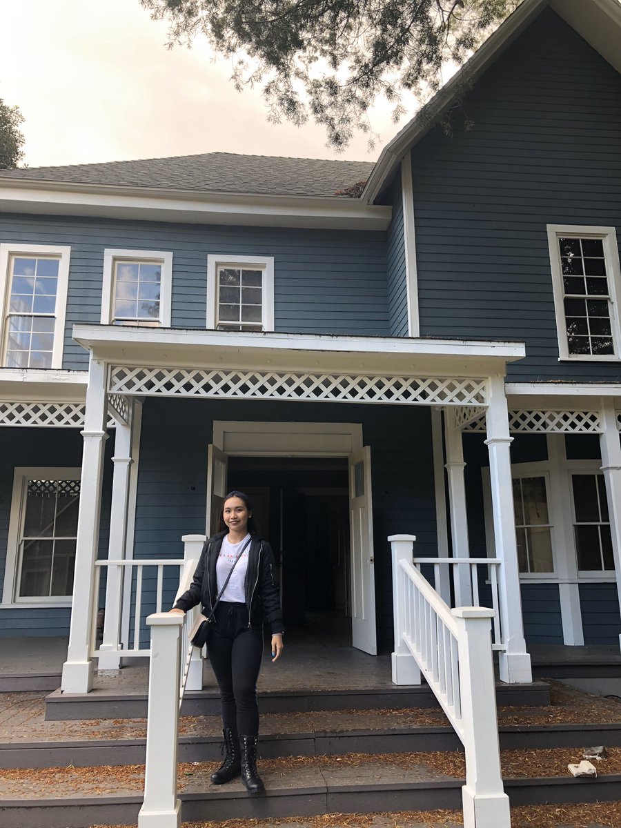 dearcoletv's tweet image. In celebration of #10YearsOfPLL, here’s me &amp;amp; my pal when we visited Rosewood last year! Still one of my most favorite trips in my entire life 😌🤩 #PLLforever 🅰️